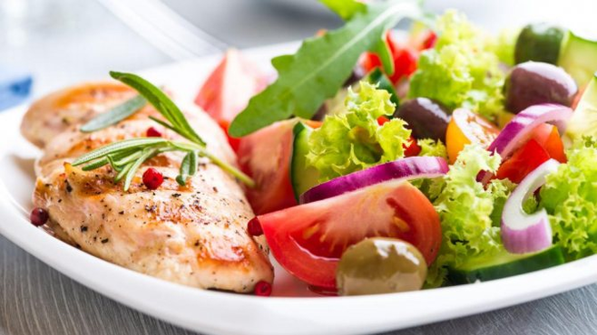 salata od povrća i riba na proteinskoj dijeti