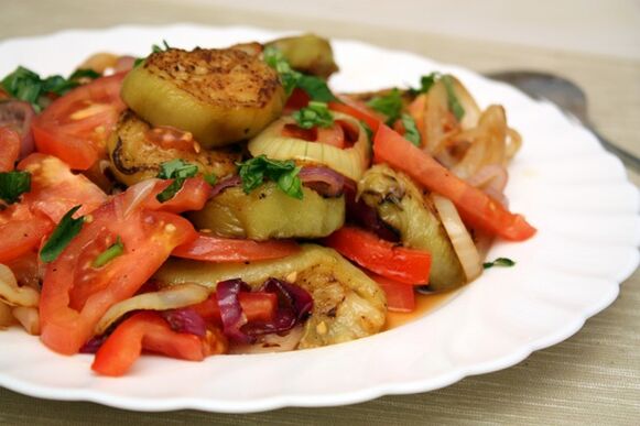 Maggi dijeta uključuje zdravu salatu od povrća i kuvanog patlidžana. 
